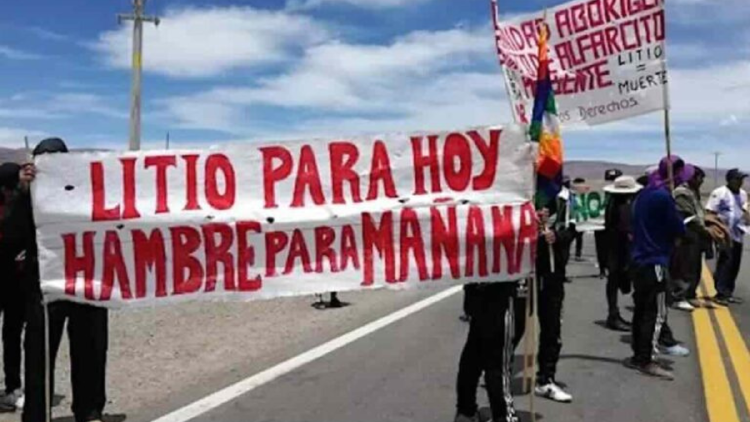 litio Comunidades de la zona de Salinas Grandes y Guayatayoc protestan contra la extracción de litio en sus localidades. Foto: elsubmarinojujuy.com.ar.