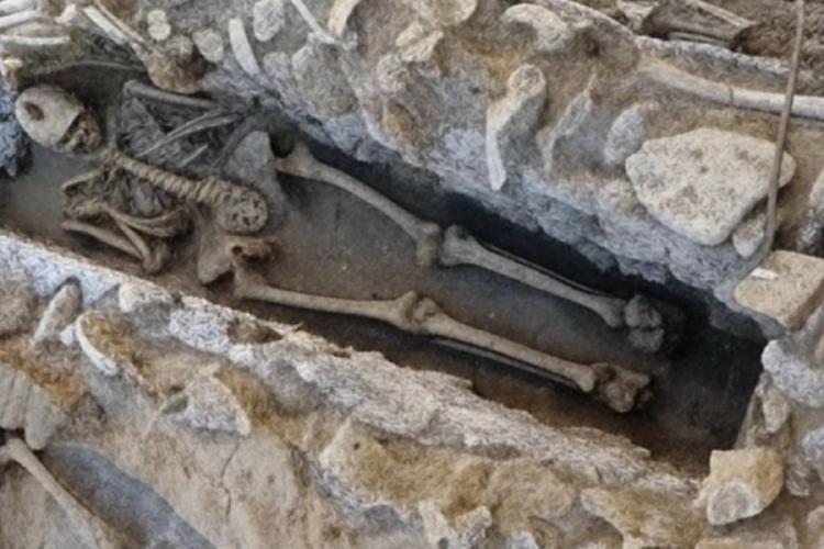 tumba Hallazgo arqueológico sin precedentes: construían una autopista y apareció una tumba gigante de 4000 años. (msn.com)