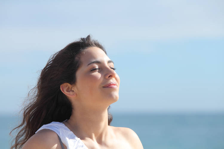 mujer aire fresco Una mujer disfrutando del sol y el aire fresco