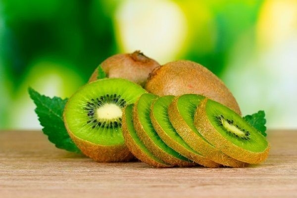 cuatro razones por las cuales consumir kiwi de forma habitual..