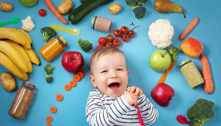 bebe vegetales Un bebé rodeado de vegetales