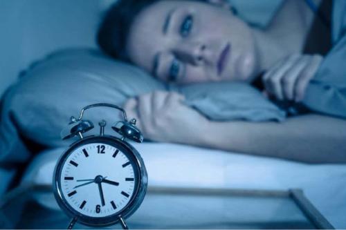 despertador La ciencia estudió el efecto de dormir \"cinco minutos más\" tras el despertador. Foto: Pinterest.
