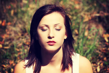 mujer ojos cerrados introspeccion mujer ojos cerrados introspeccion