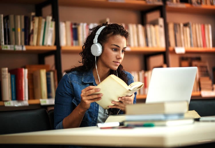 aprender alumna biblioteca