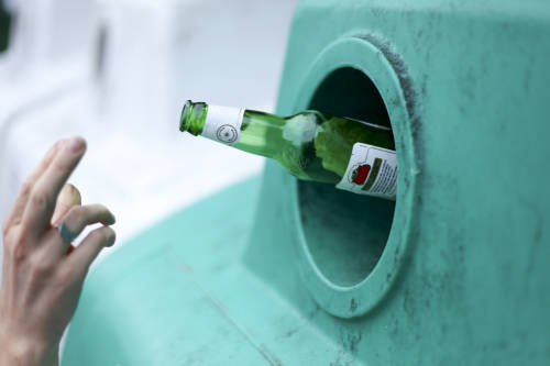 Construyen un puente con botellas de vidrio recicladas en Canadá