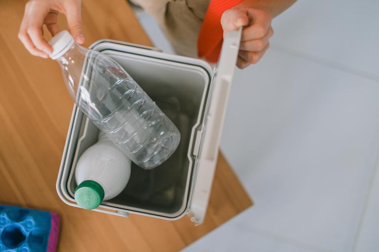 Foto de SHVETS production en Pexels Persona reciclando plástico