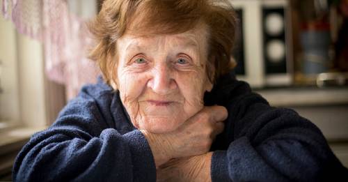 Podrías tener "olor a abuela" sin saberlo: aparece mucho antes de lo que crees