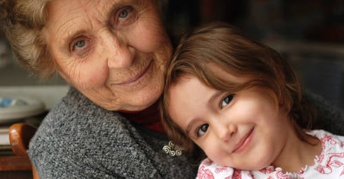 Un estudio determinó que los niños comparten la mayoría de sus genes con su abue