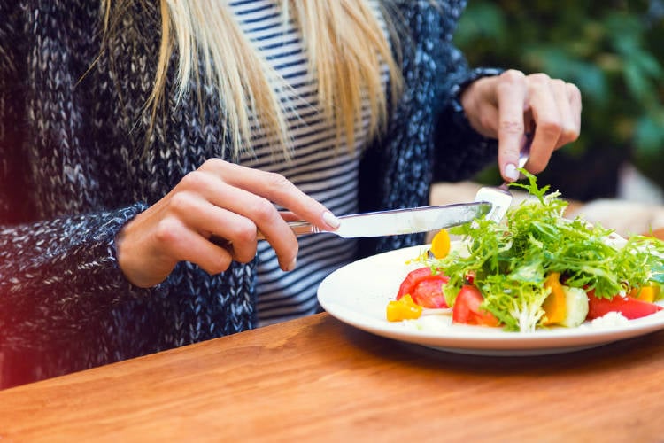 comer ensalada