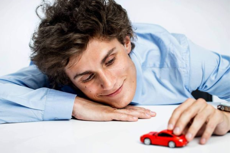 hombre jugando Quieren libertad, pero no obligaciones. Buscan placer inmediato, pero rechazan compromisos. Y muchas veces siguen atados emocional (y económicamente) a sus padres, especialmente a la madre. (Imagen: Pinterest)