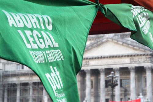 Senado de Argentina aprueba proyecto de ley que legaliza el aborto