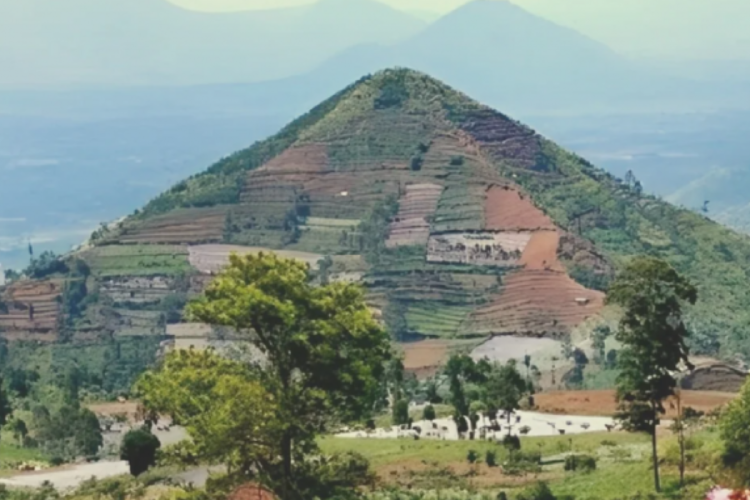 piramide No fueron los humanos: un nuevo estudio descubrió el verdadero origen de la pirámide más antigua del mundo. (msn.com)
