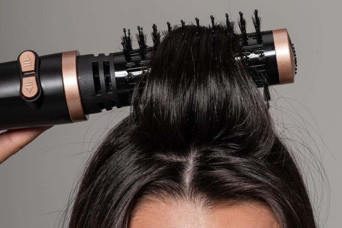 plancha pelo El calor extremo sobre el cabello puede causar daños más allá del frizz. (Foto: Pinterest)