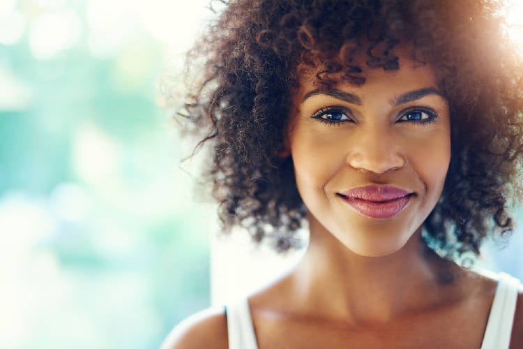 Una mujer sonriendo