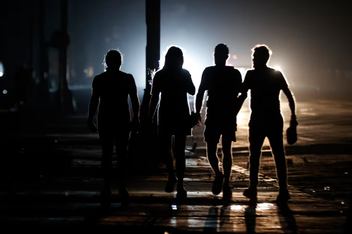 apagon Personas caminan por una calle durante un apagón este domingo, en La Habana (Cuba). Foto: EFE