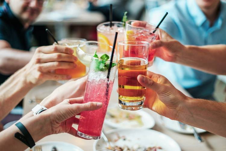 tragos brindis amigos Brindis con tragos y amigos