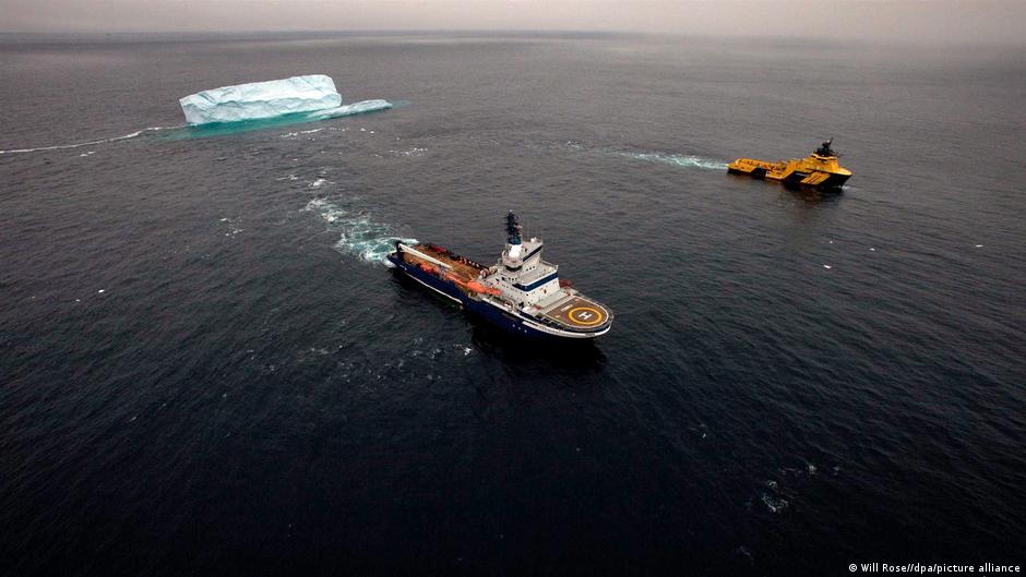 Algunas empresas petroleras alejan icebergs de las plataformas, con pequeños barcos.