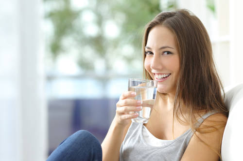Los 10 beneficios que trae beber agua tibia en ayunas