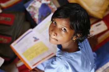 Gana “Nobel de Educación” por librar a niñas de matrimonios prematuros