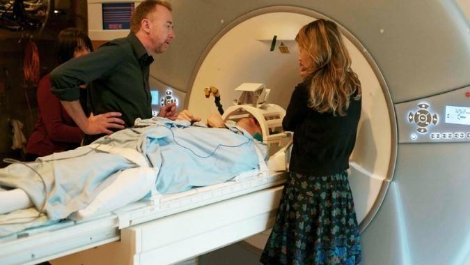 Para uno de cada cinco de los pacientes con los que trabaja, esto provoca que sus cerebros se iluminen con actividad en un escáner MRI Para uno de cada cinco de los pacientes con los que trabaja, esto provoca que sus cerebros se iluminen con actividad en un escáner MRI