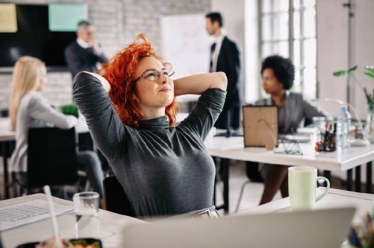 Mujer trabajadora oficina El fin de semana de cuatro días es una realidad