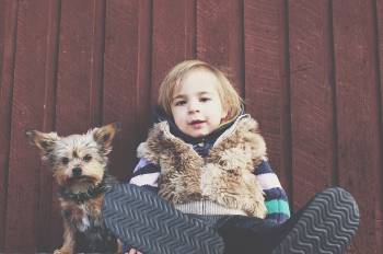 perro niño perro con un niño