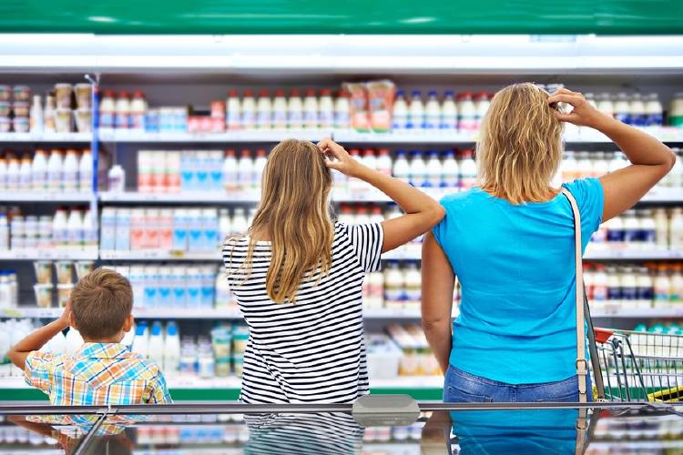 madre hijo abuela indecision compras supermercado