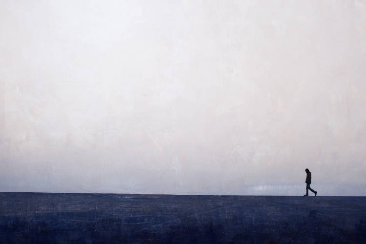 hombre camina niebla hombre camina nieblaieblaio