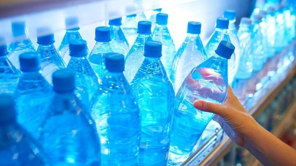 Se prohibirá la venta de agua en botellas de un solo uso en edificios e instalaciones de las administraciones públicas