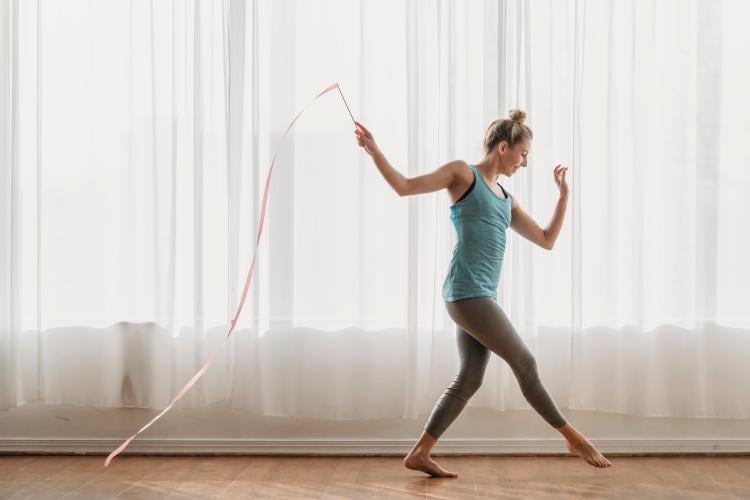 Mujer haciendo danza rítmica