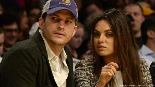 Ashton Kutcher y Mila Kunis como espectadores en un partido de baloncesto. Ashton Kutcher y Mila Kunis como espectadores en un partido de baloncesto.