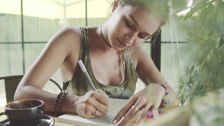 mujer escribiendo