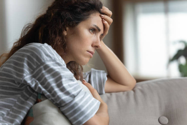 mujer mano frente preocupada mujer mano frente preocupada