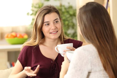Dos mujeres conversando y tomando café