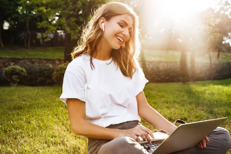 mujer computadora mujer computadora