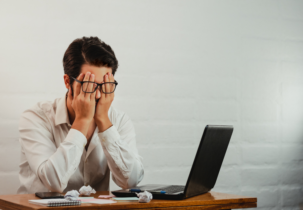 joevn estresado Qué es el \"youngism\" y cómo afecta a los jóvenes en el mercado laboral