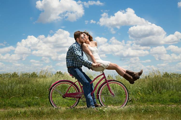 Una pareja andando en bicileta en un día soleado