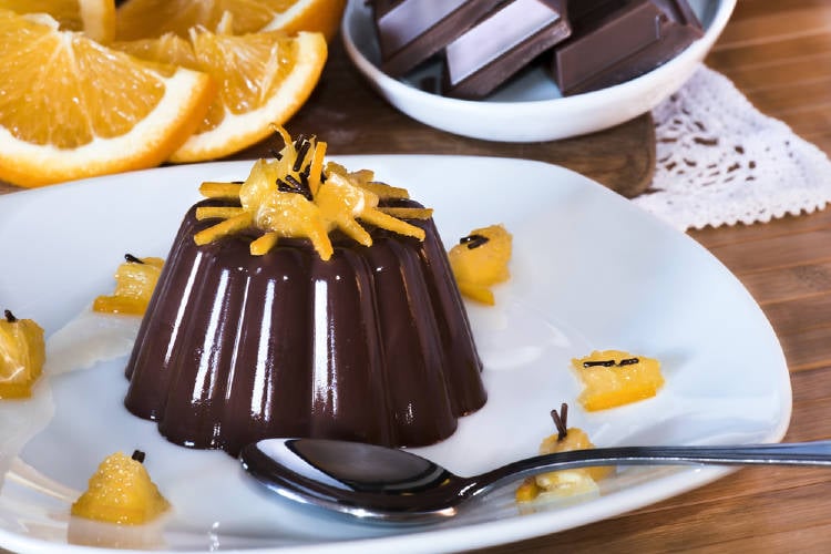 Flan de chocolate decorado con naranjas