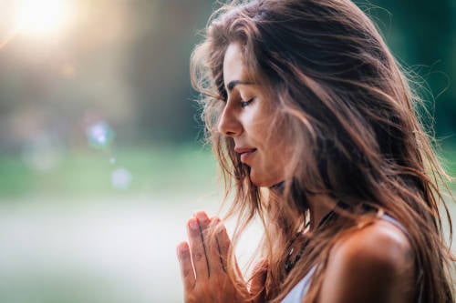 mujer medita al aire libre