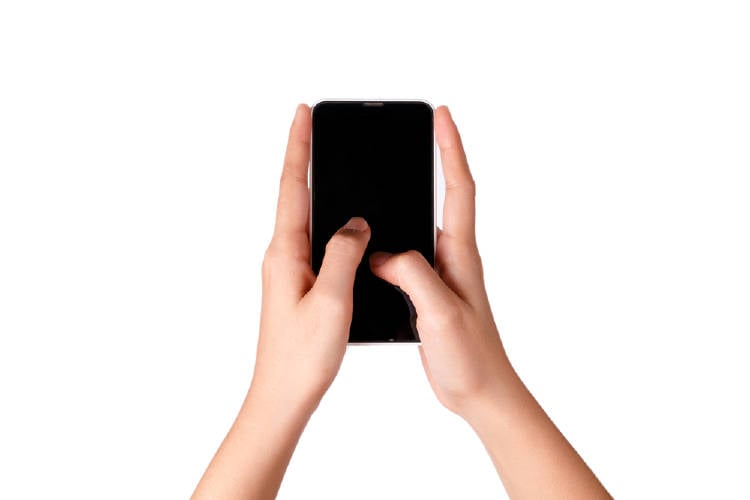 celular smartphone usando celular smartphone con ambas manos