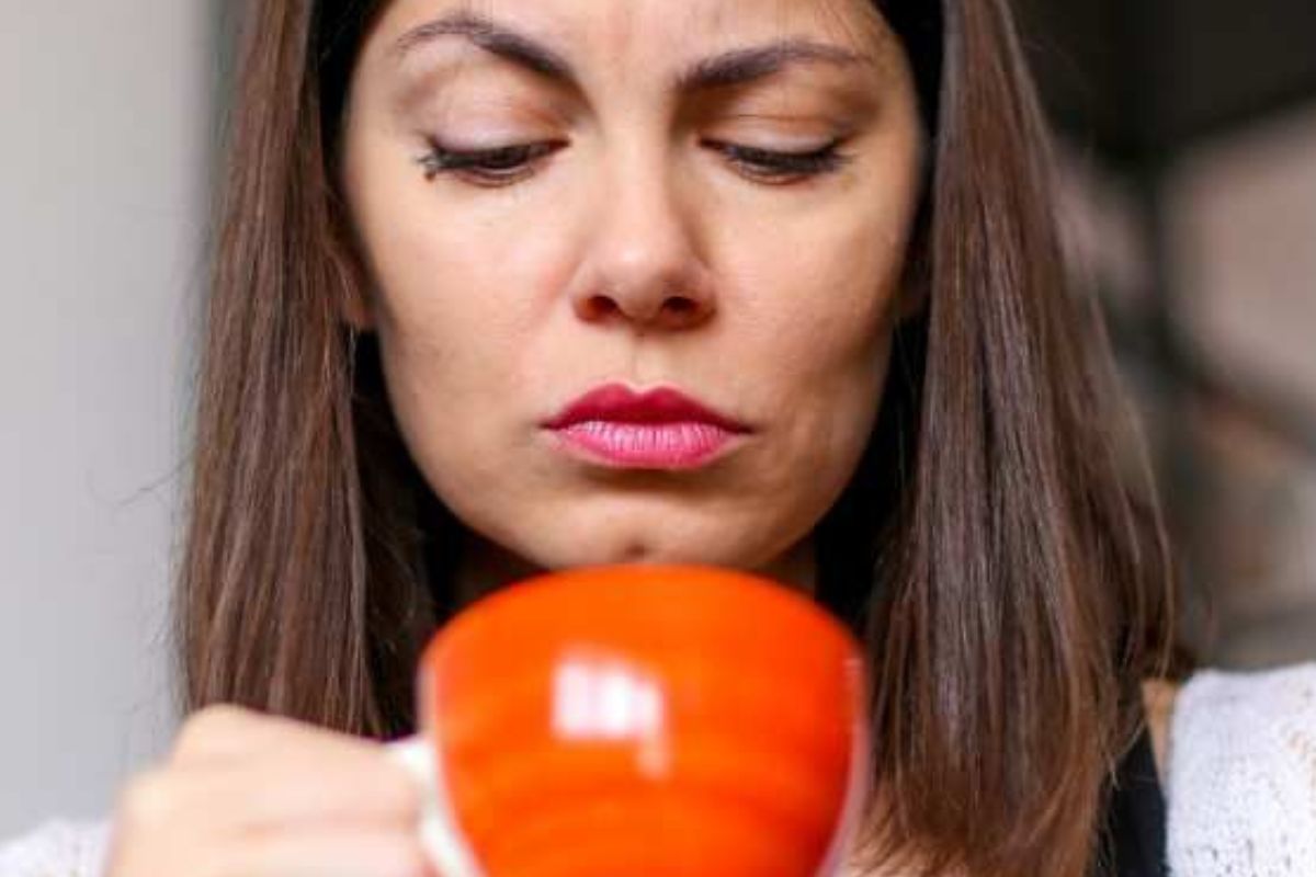 mujer con cafe A woman is looking at her coffee mug with a doubtful expression on her face. (Representative Cover Image Source: Getty Images | Vladimir Timotijevic)