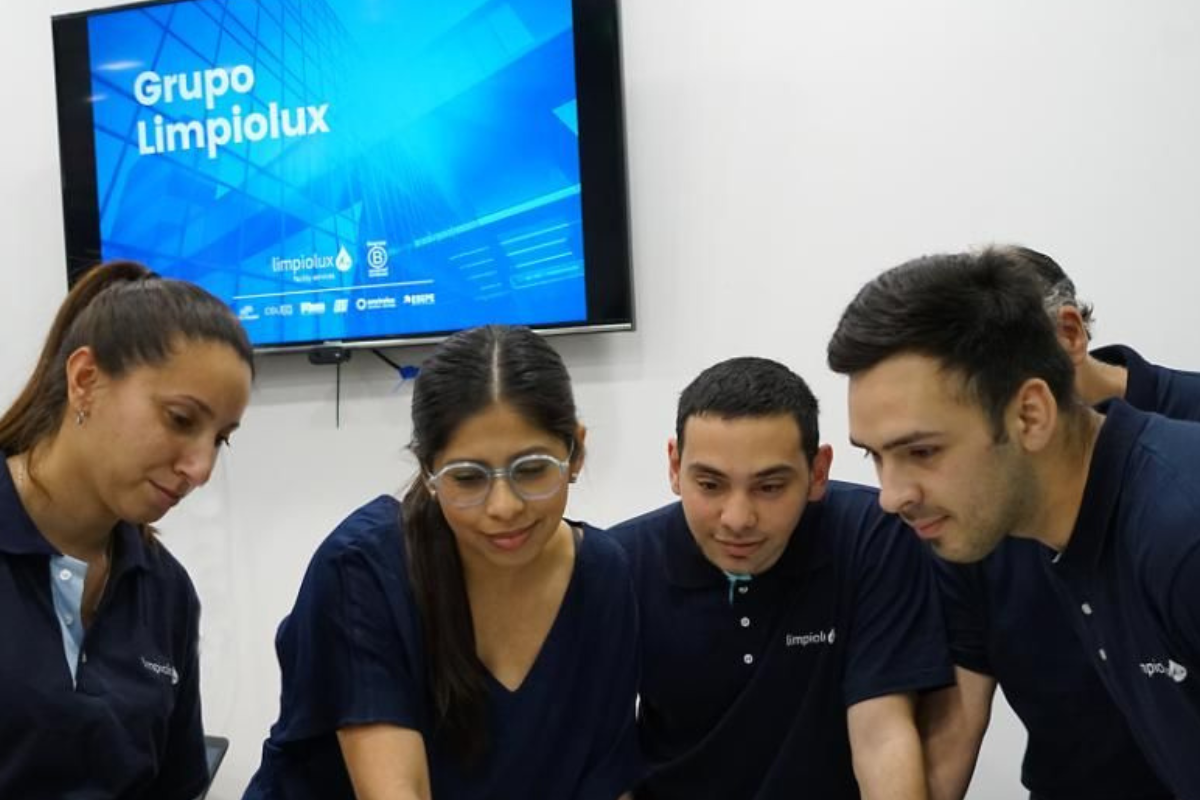 En Grupo Limpiolux ofrecemos servicios profesionales de limpieza, mantenimiento edilicio, higiene hospitalaria y soluciones integrales para empresas, industrias y organismos públicos de todo el país.