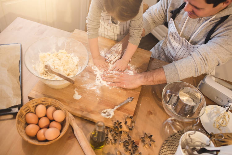 padre hijo cocinando padre hijo cocinando