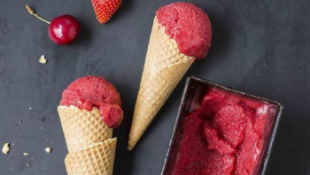 helado frambuesa Optar por recetas veganas implica un acto de respeto hacia los animales, evitando su explotación y promoviendo una alimentación más ética. (Foto: Pinterest)