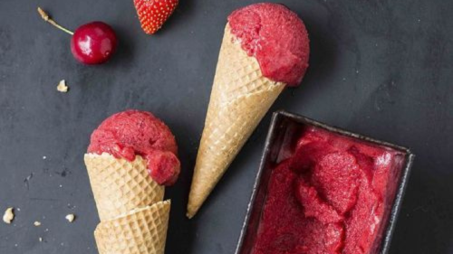 helado frambuesa Optar por recetas veganas implica un acto de respeto hacia los animales, evitando su explotación y promoviendo una alimentación más ética. (Foto: Pinterest)