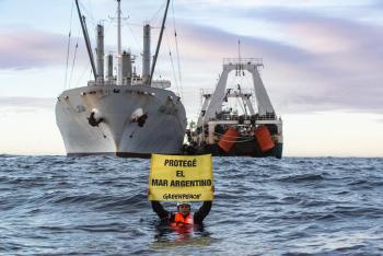Escrache de activista de Greenpeace en momento del transbordo pesquero en el Agujero Azul
