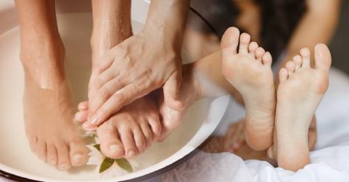 4 cosas saludables que pasarán si sumerges tus pies en vinagre por 15 minutos