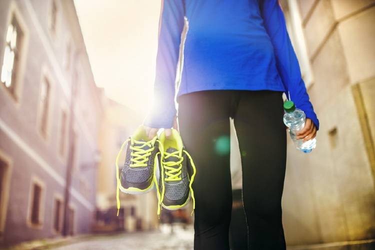 mujer ejercicio botella agua mujer sostiene botella de agua luego de hacer ejercicio