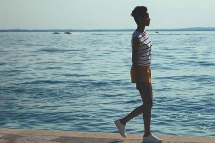 persona caminando en la playa persona caminando en la playa