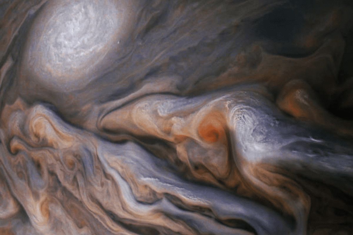 Es una imagen tomada por la sonda Juno en la que se aprecia una nube con la forma de un delfín nadando en la atmósfera de Júpiter